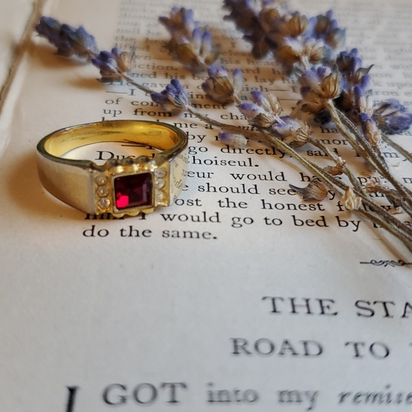 Vintage Jewelry - Vintage Garnet Gold Ring